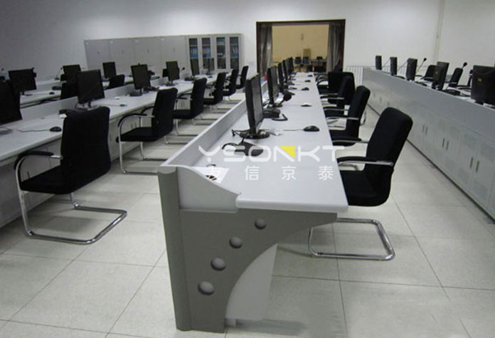 新一代指揮中心調(diào)度臺，時尚與科技相結(jié)合